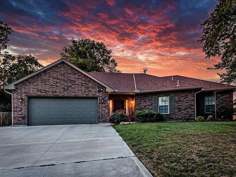 221 Northwest Mockingbird Road